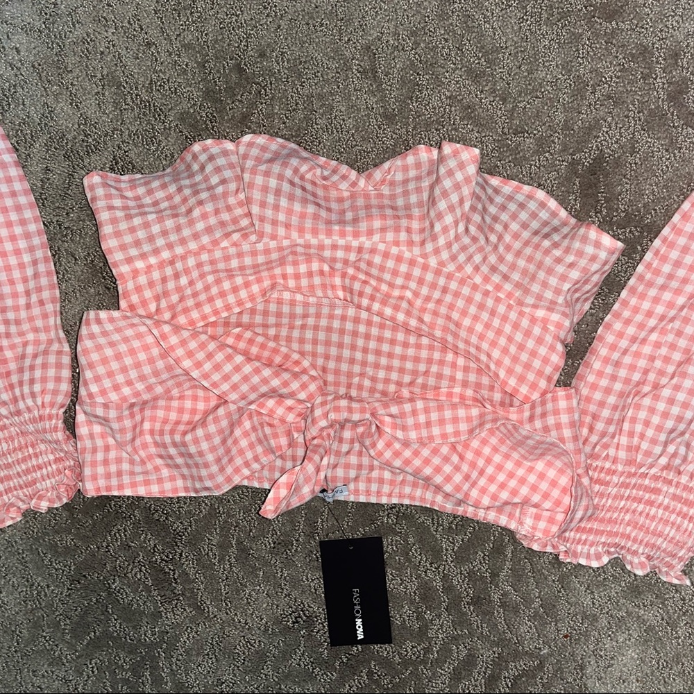 Super cute never worn with tags plain crop/ bow top